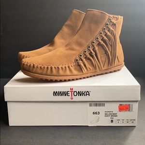 *NWT* Minnetonka Willow boot